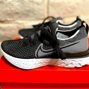NWT in box Nike epic react infinity womens size 6.5 black/white